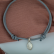 Pulsera de cuerda con dije de hoja