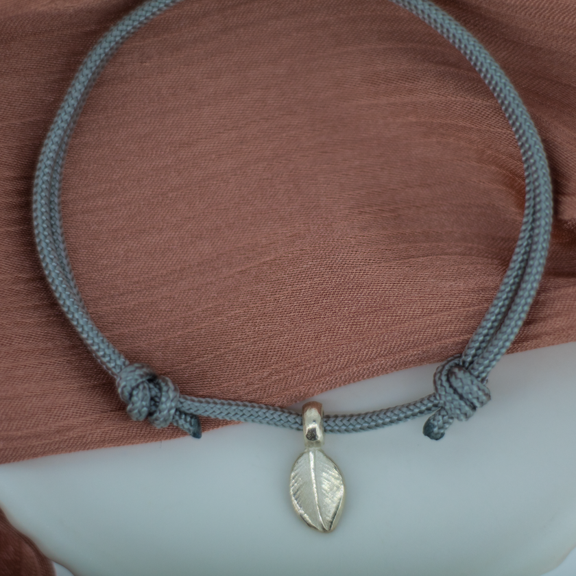Pulsera de cuerda con dije de hoja