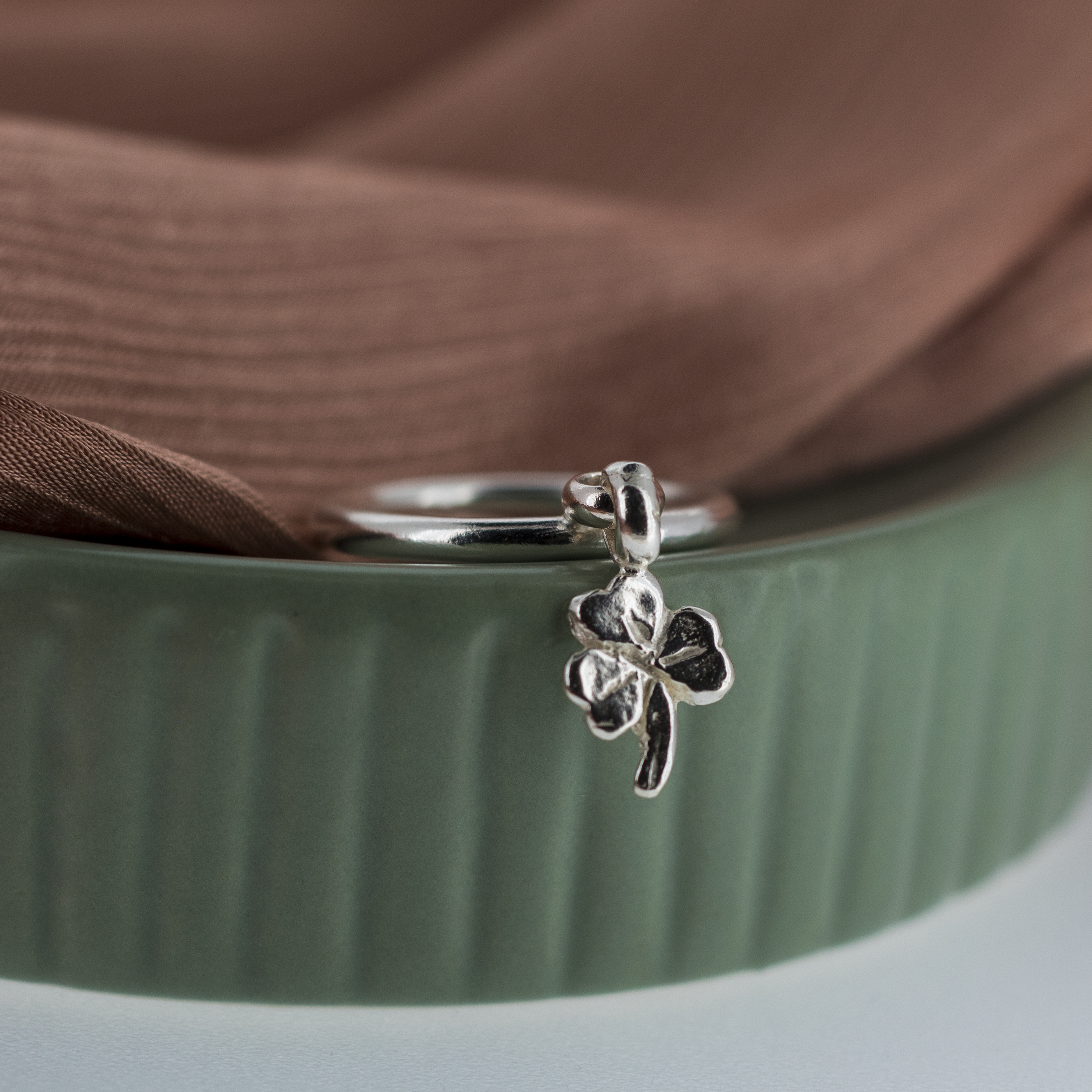 Anillo colgante de trébol de la suerte