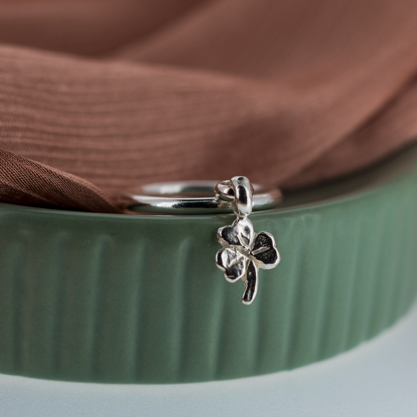 Anillo colgante de trébol de la suerte