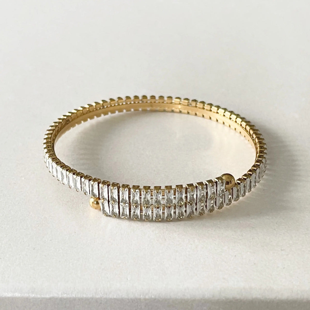 Avery Luxe 18k vergoldetes Armband mit Schmucksteinen