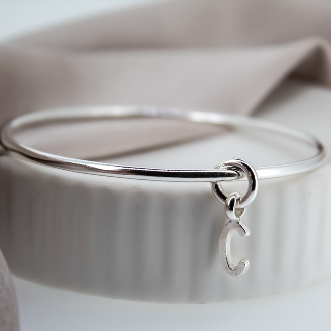Pulsera con dije de inicial
