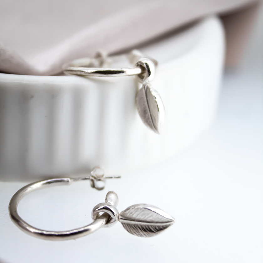 Aretes de aro con dije de hoja