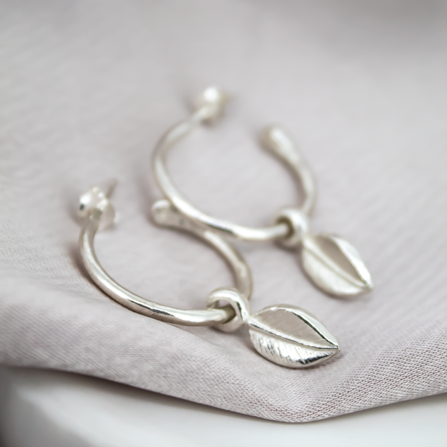 Aretes de aro con dije de hoja