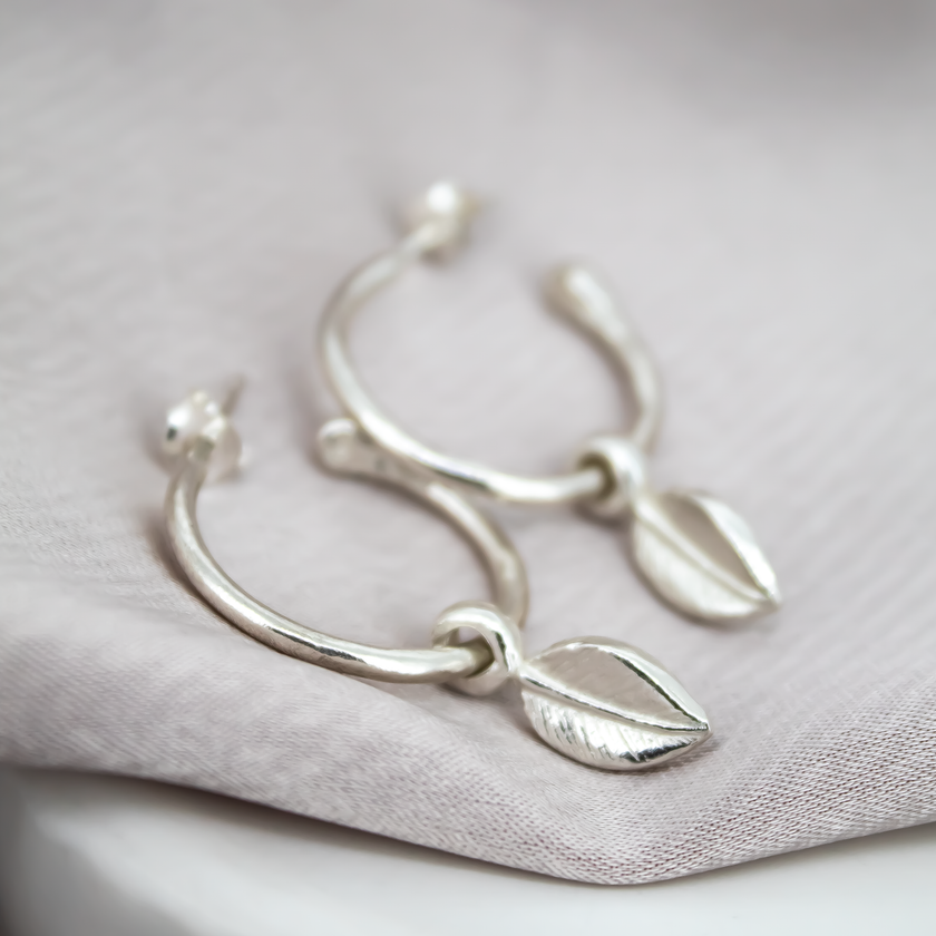 Aretes de aro con dije de hoja