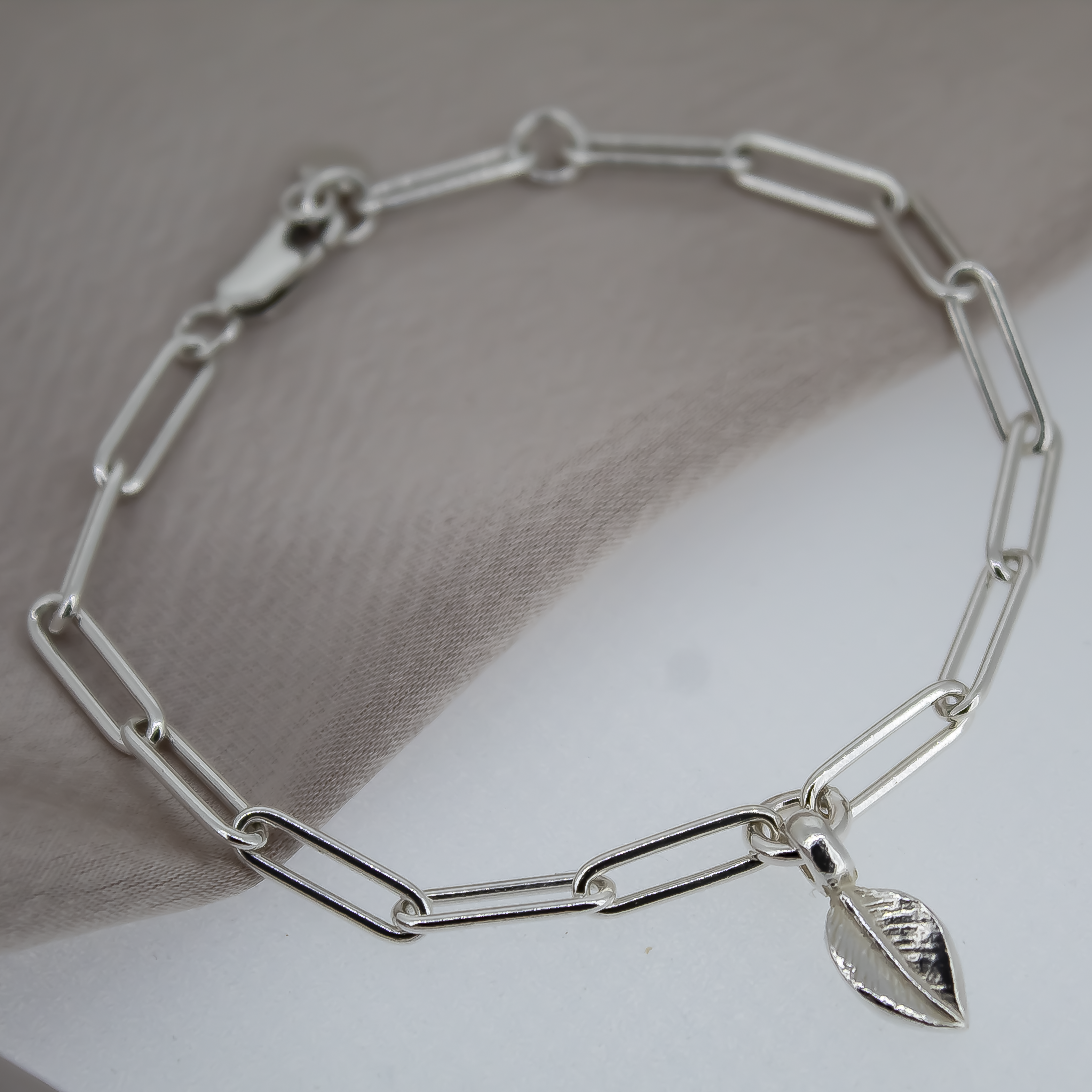 Pulsera de cadena con hojas
