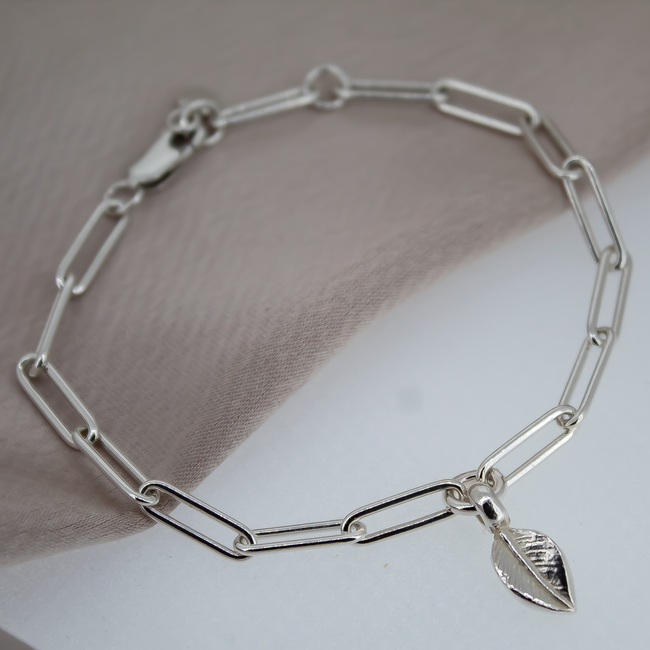 Pulsera de cadena con hojas