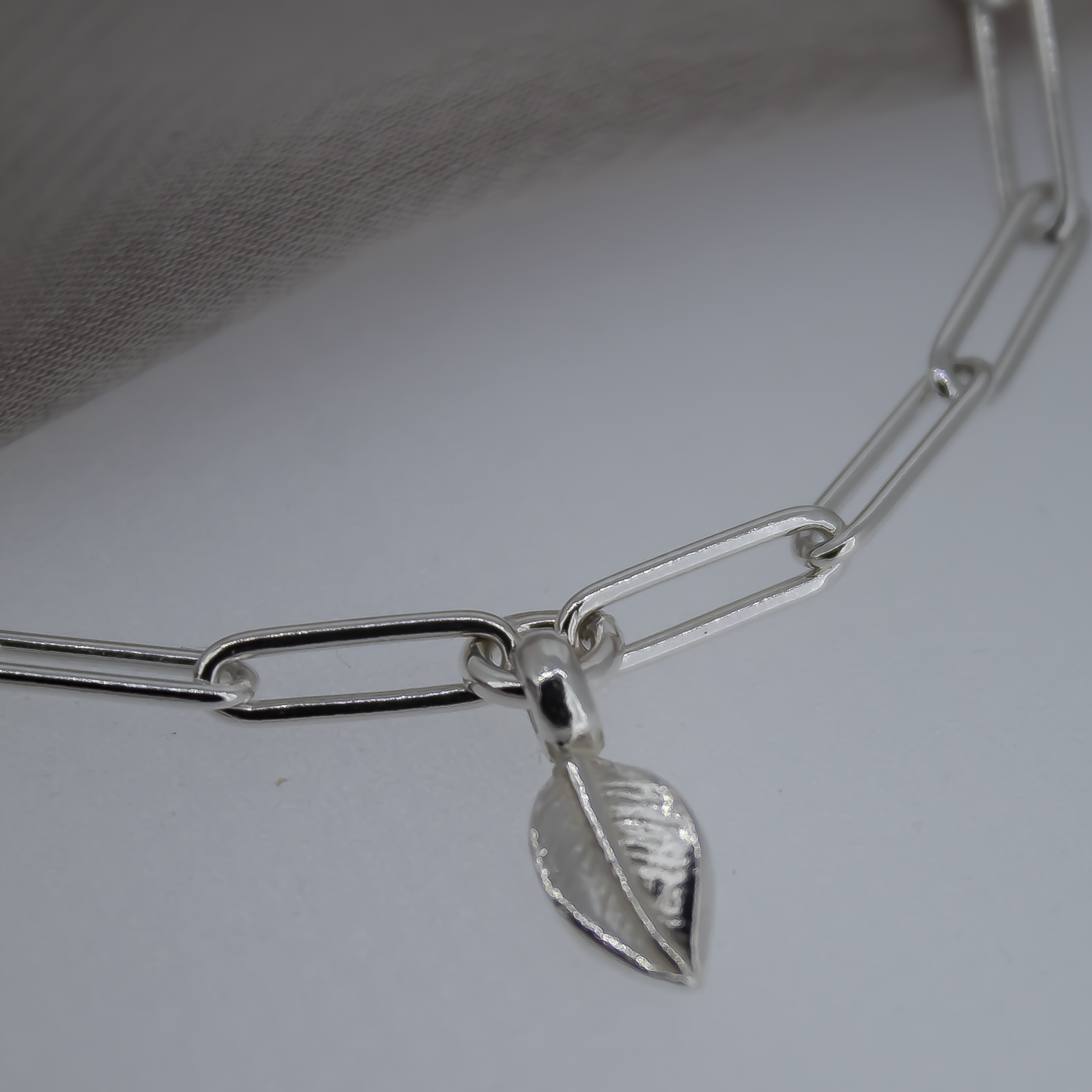 Pulsera de cadena con hojas