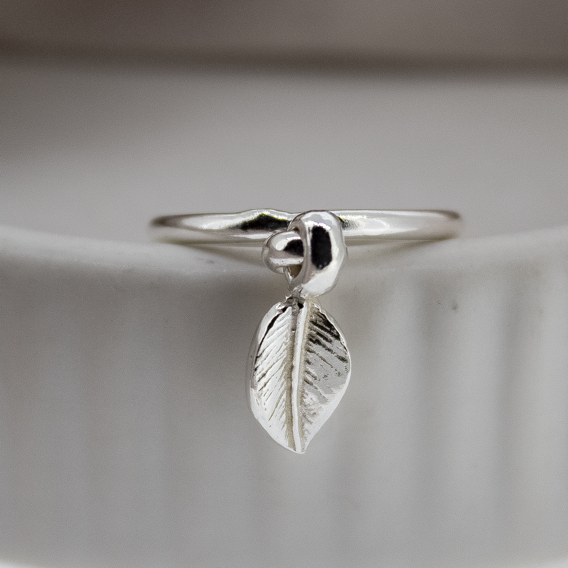Anillo colgante de hoja