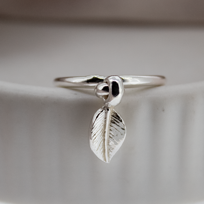 Anillo colgante de hoja