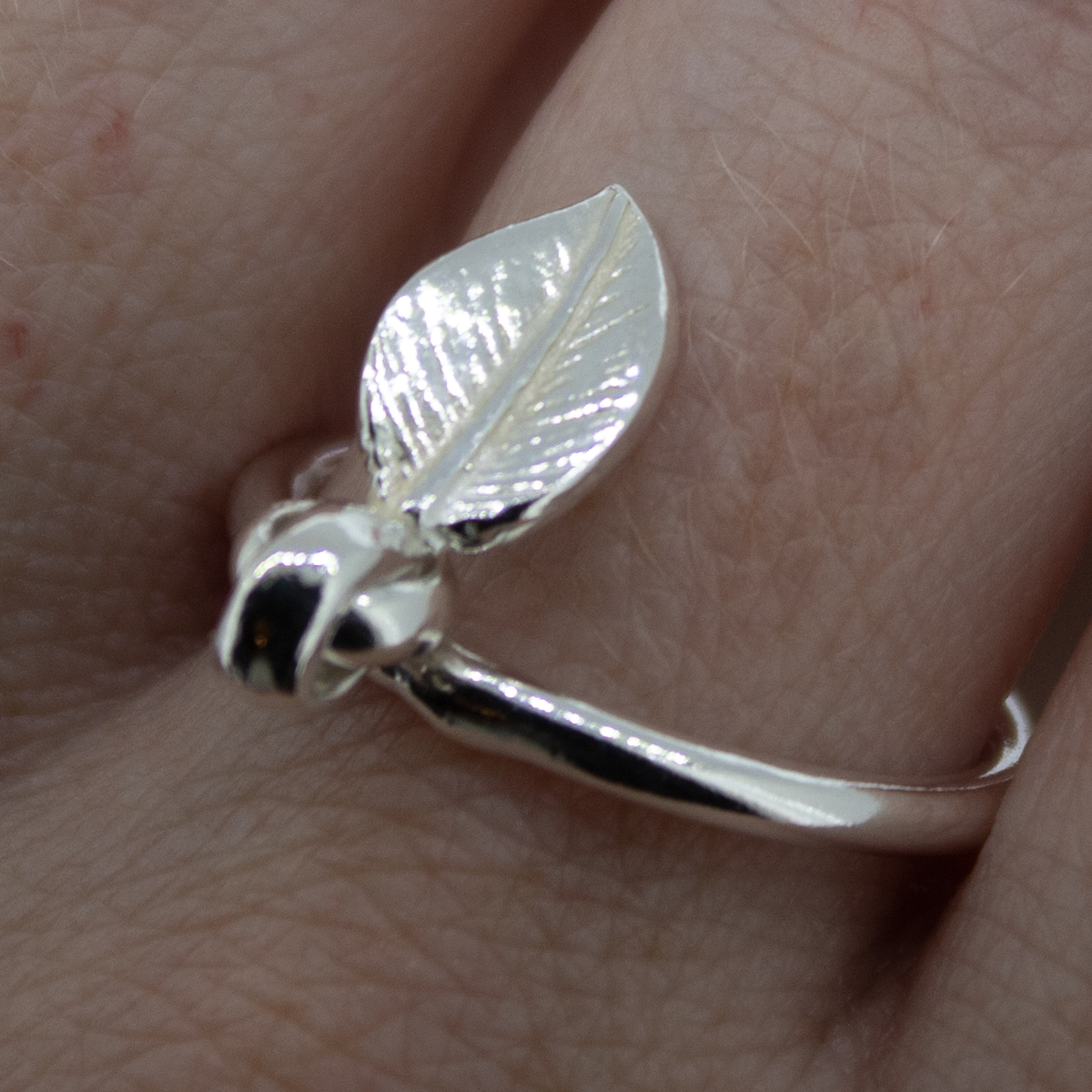 Anillo colgante de hoja