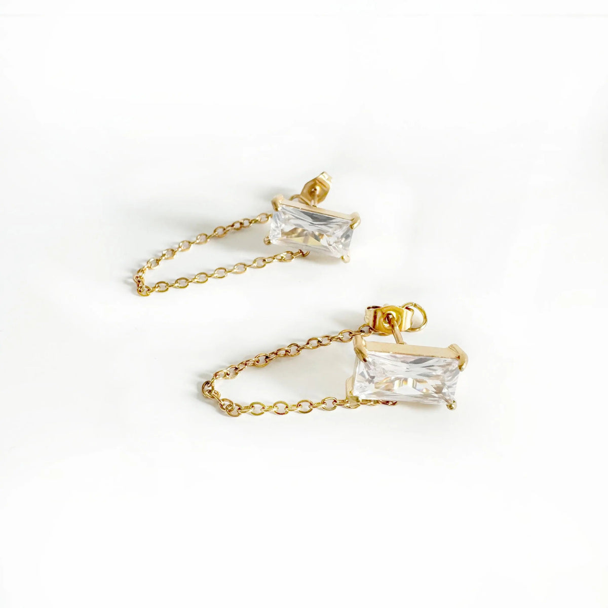 Cleo Luxe 18 Karat vergoldete Ohrringe mit transparenten Schmuckketten