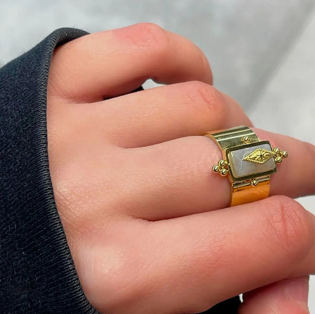 Anillo Luna Luxe Chapado en Oro de 18k con Banda Ancha y Cristal Gris Irregular