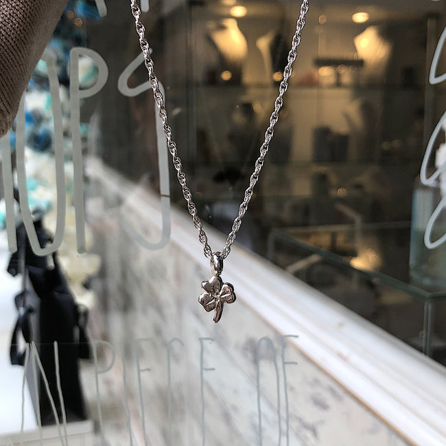 Collar de cadena con trébol de la suerte