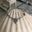 Pulsera de cuerda con dije de corazón