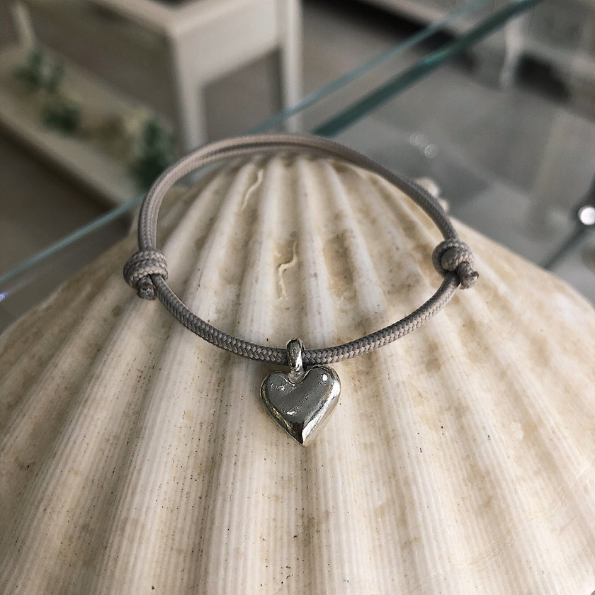 Pulsera de cuerda con dije de corazón