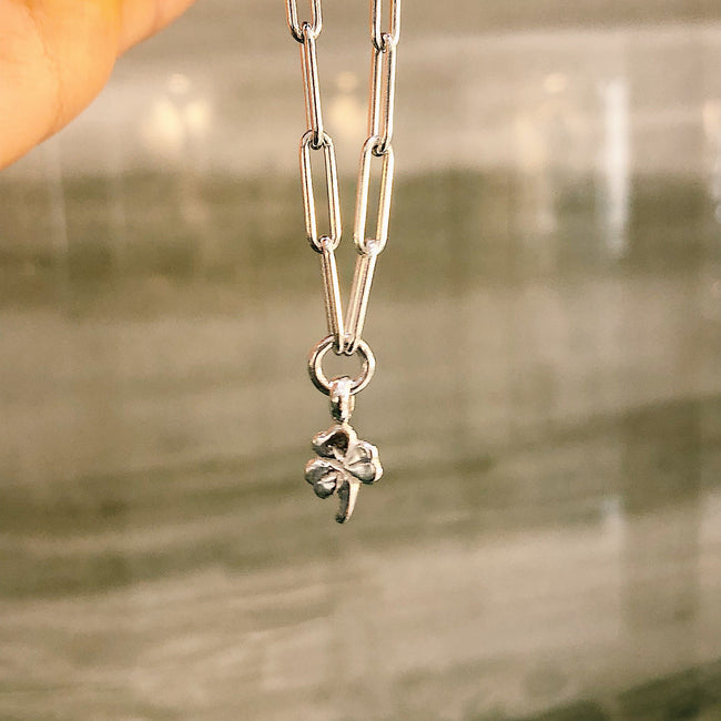 Cadena con trébol de la suerte