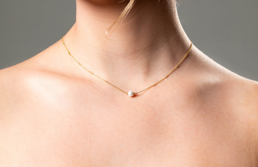 RED CARPET GLOBE NECKLACE GOLD
