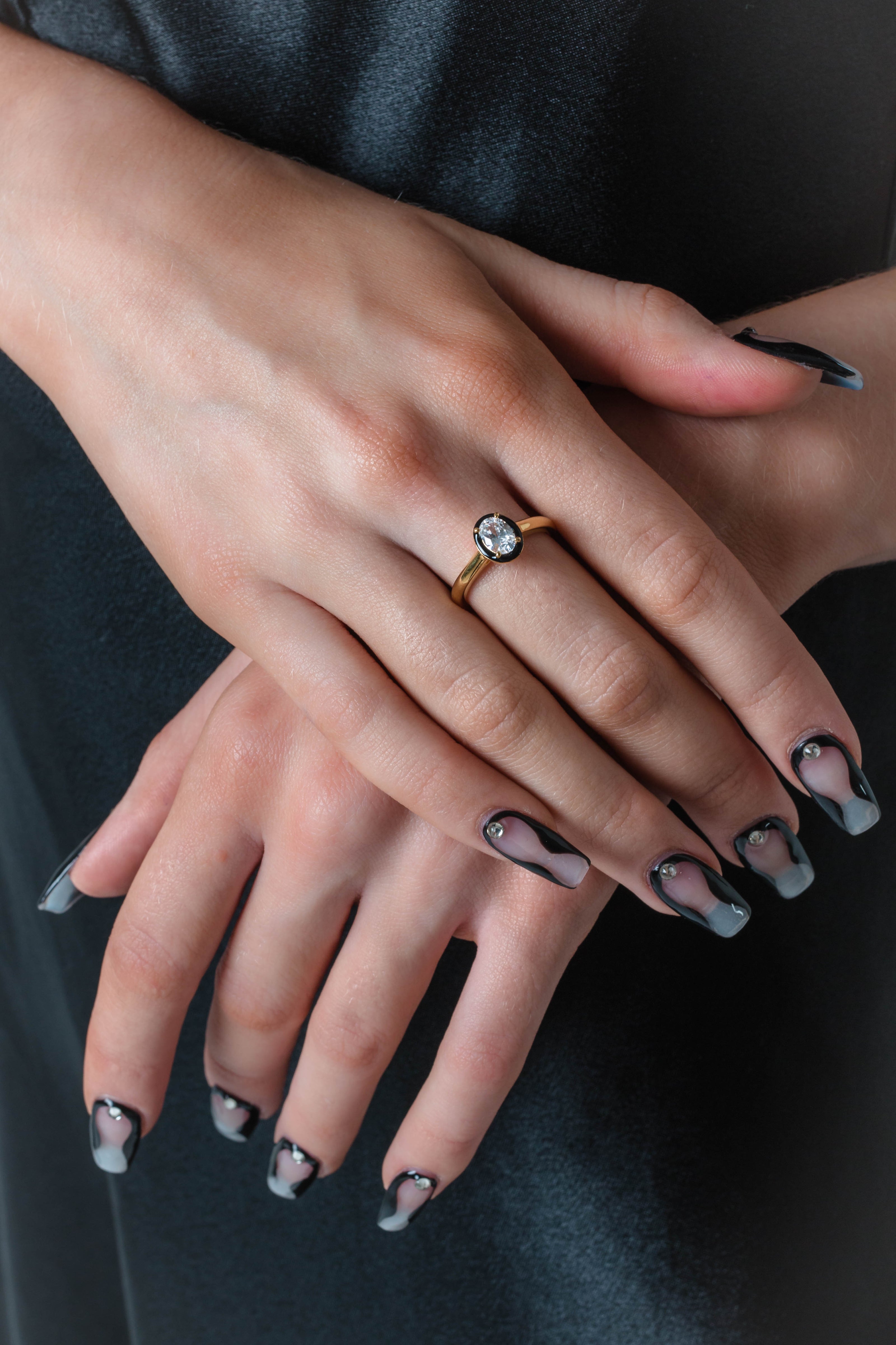 REFLECTION OVAL RING GOLD & BLACK ENAMEL