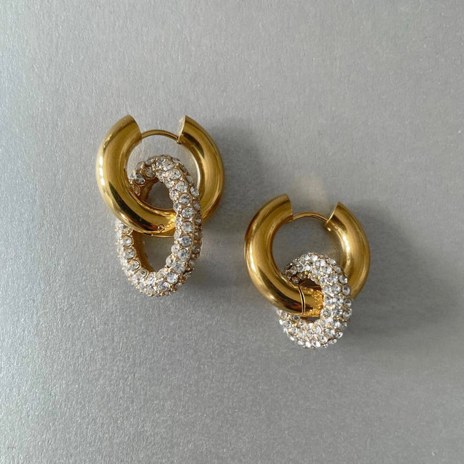 Pendientes Asimétricos Halo Luxe con Incrustaciones de Gemas