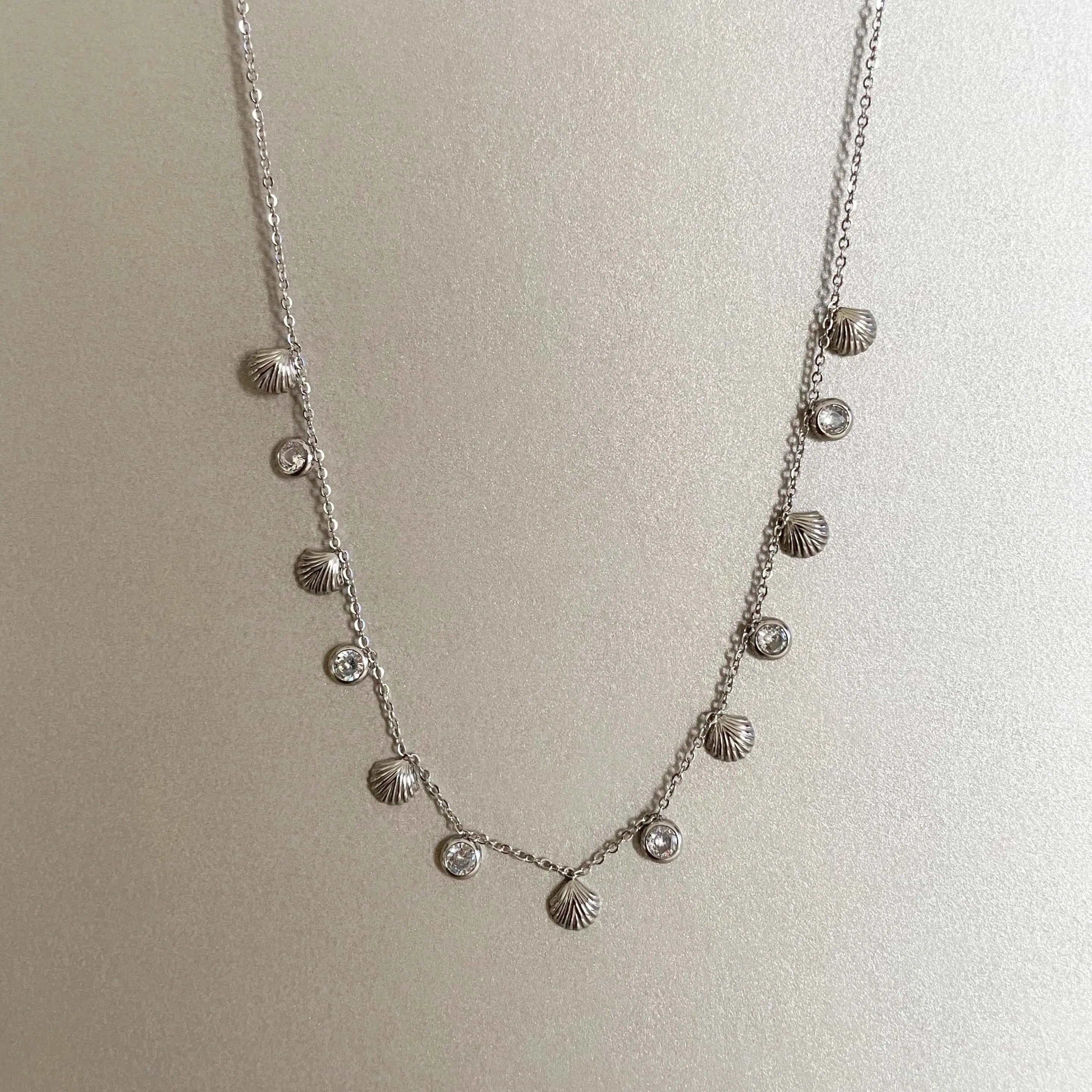 Collar de concha Hanaali tono plateado