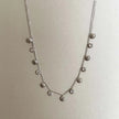 Collar de concha Hanaali tono plateado