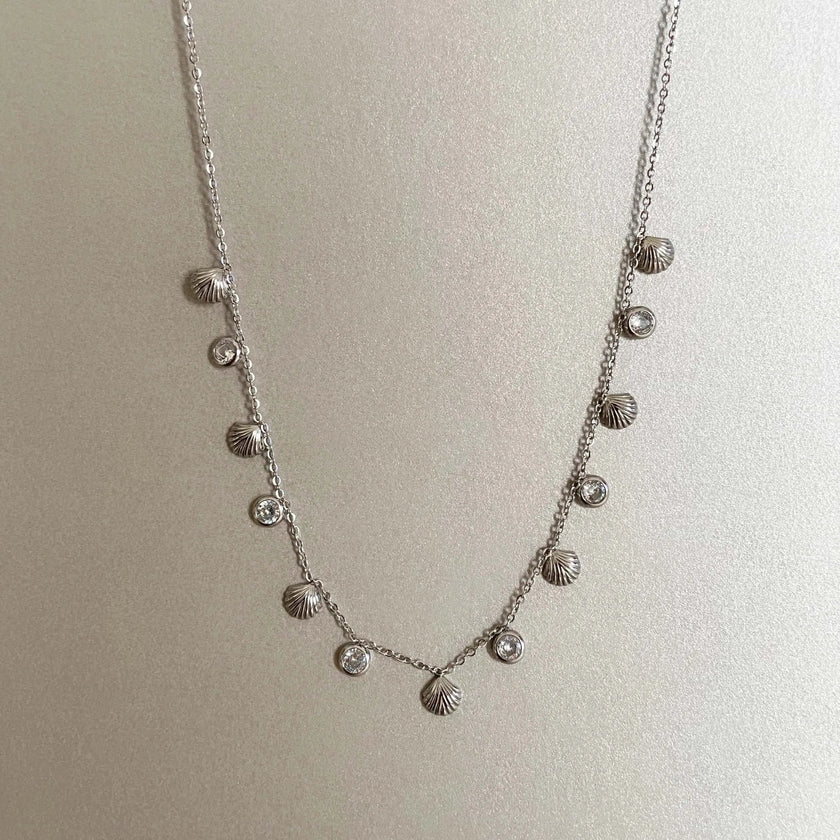 Collar de concha Hanaali tono plateado
