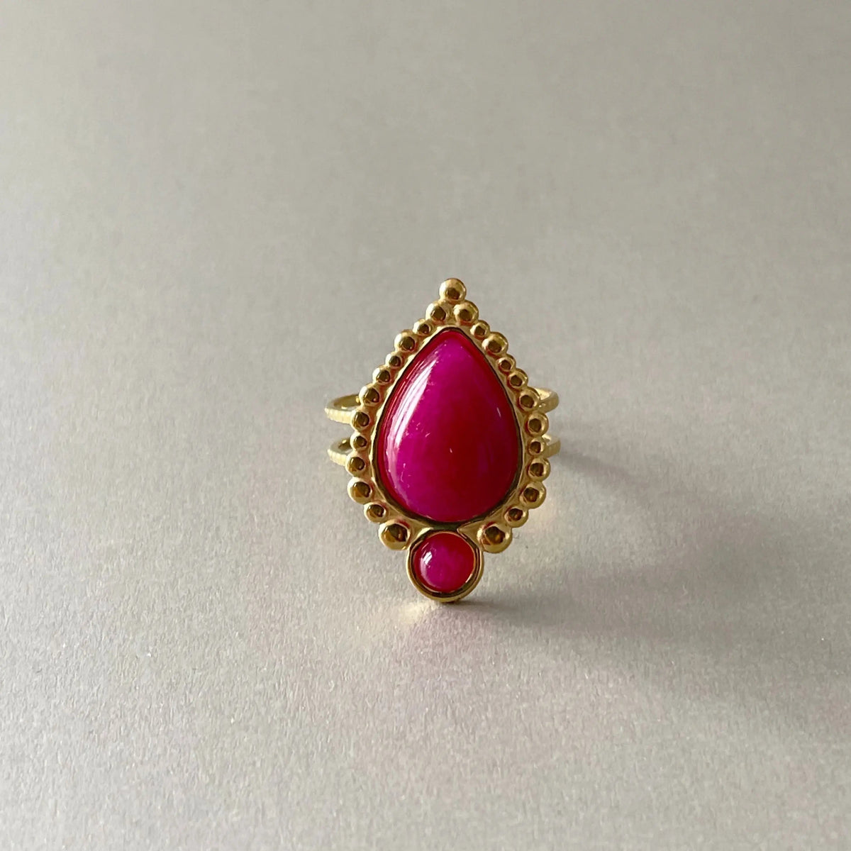 Adhira Luxe 18 Karat vergoldeter rosa tropfenförmiger Steinring