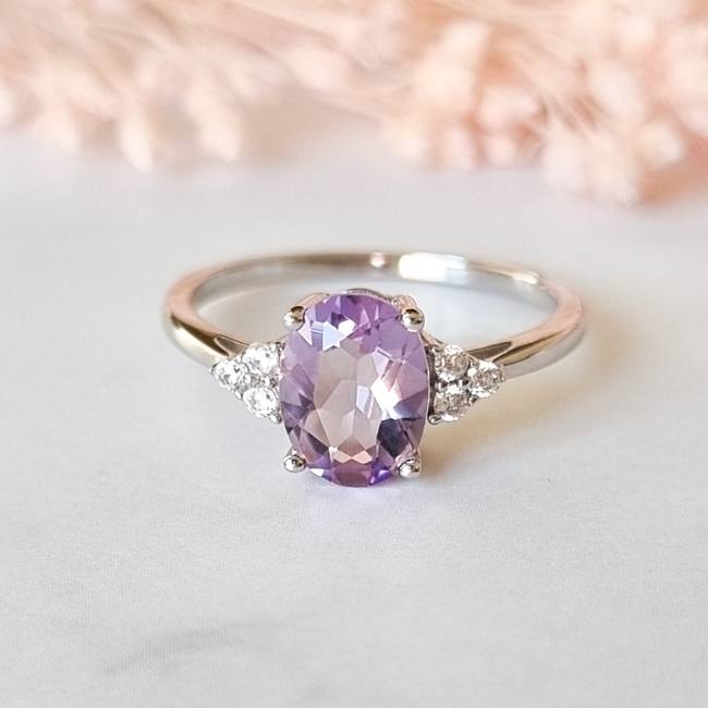 Anillo de amatista lavanda en plata de ley