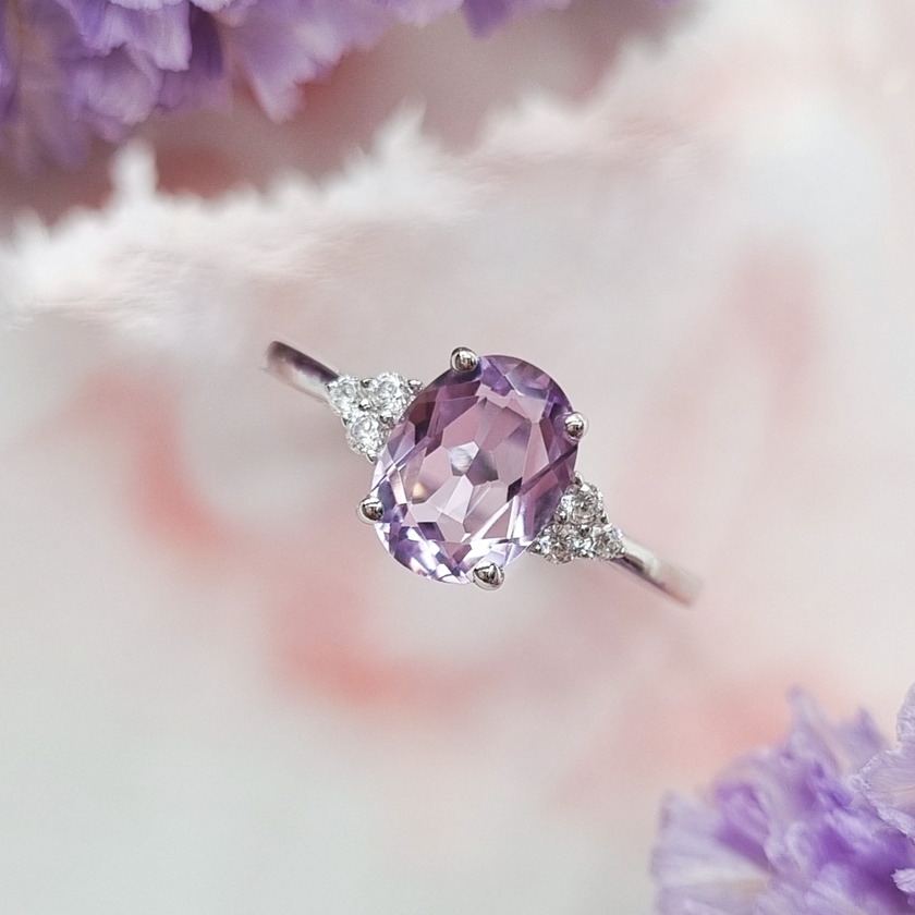 Anillo de amatista lavanda en plata de ley