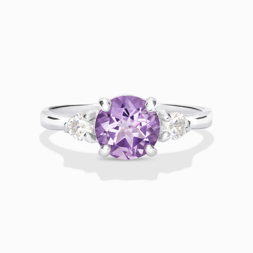 Anillo de tres piedras de amatista lavanda en plata de ley