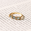 Anillo de eternidad de topacio azul de Londres talla esmeralda en vermeil de oro de 18k