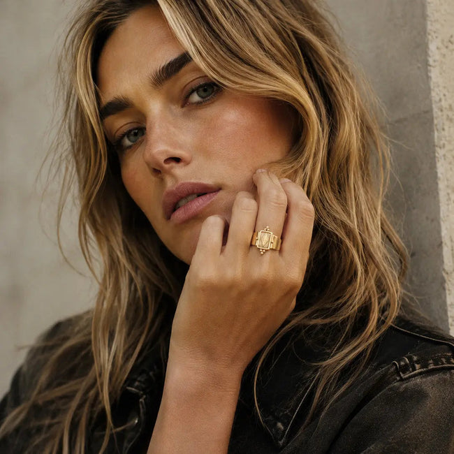 Anillo ancho de cristal irregular con baño de oro de 18 quilates Luna Luxe