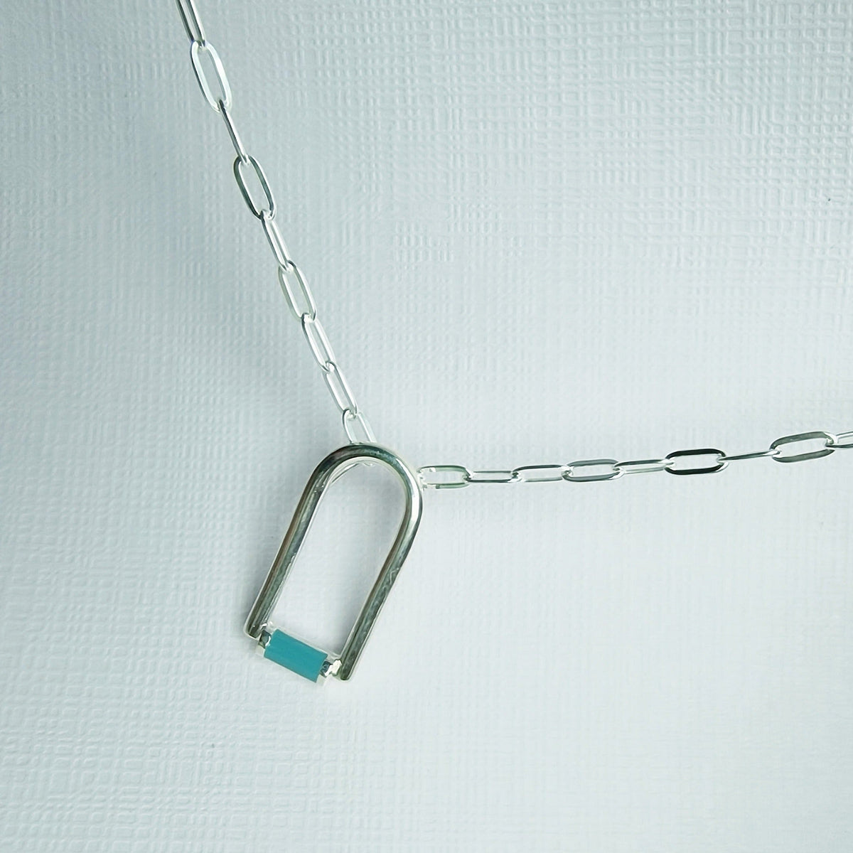 Zeitgenössische blaue Emaille-Halskette aus Sterlingsilber
