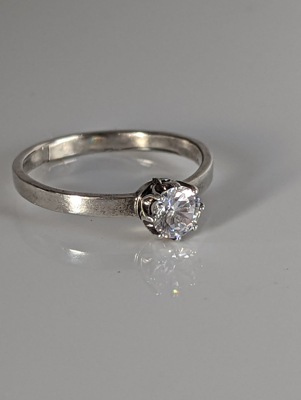 Silver Steed Delicate , unique silver zirconia ring