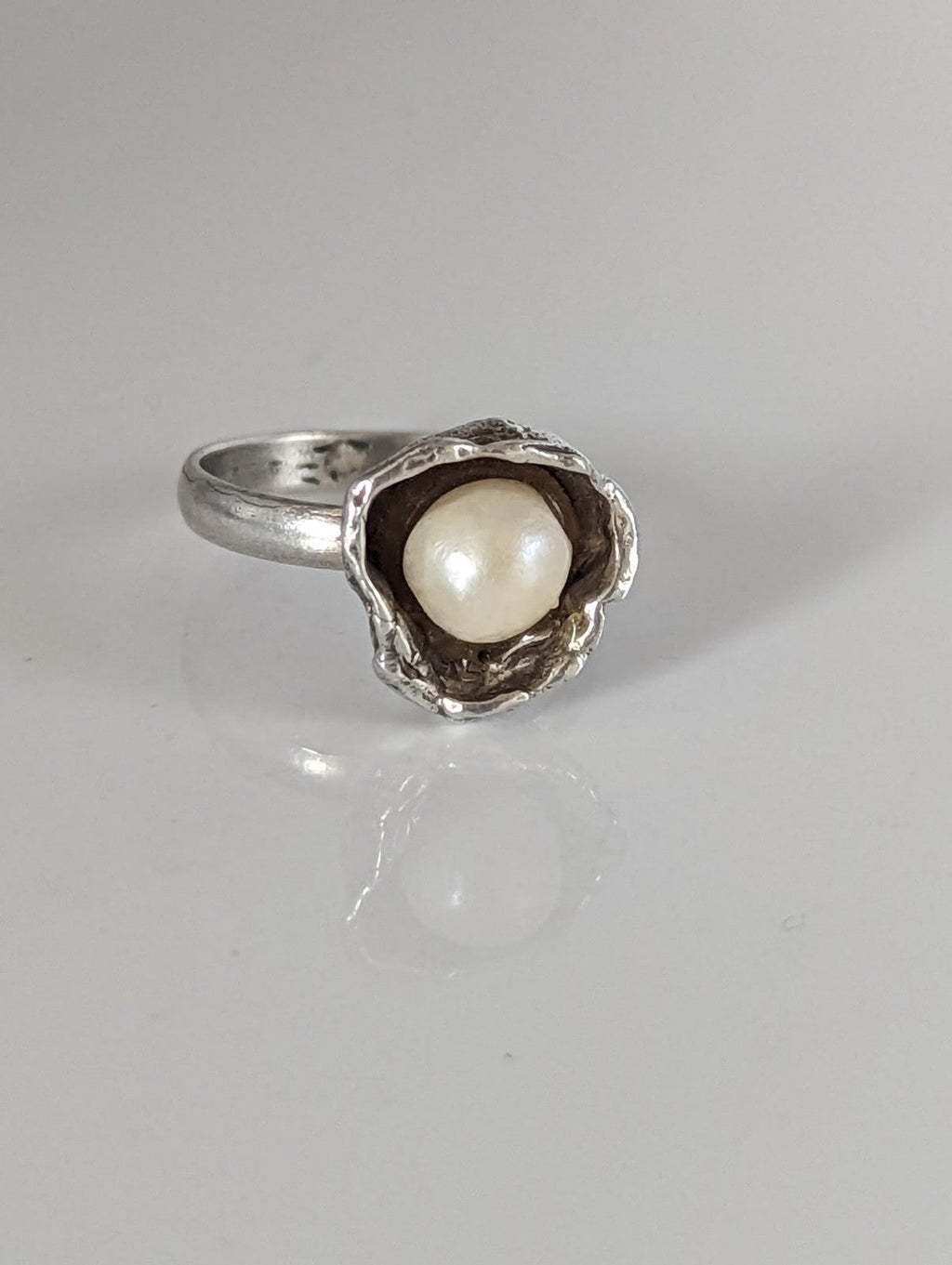 Silver Steed Pearl in a Flower Silver Ring