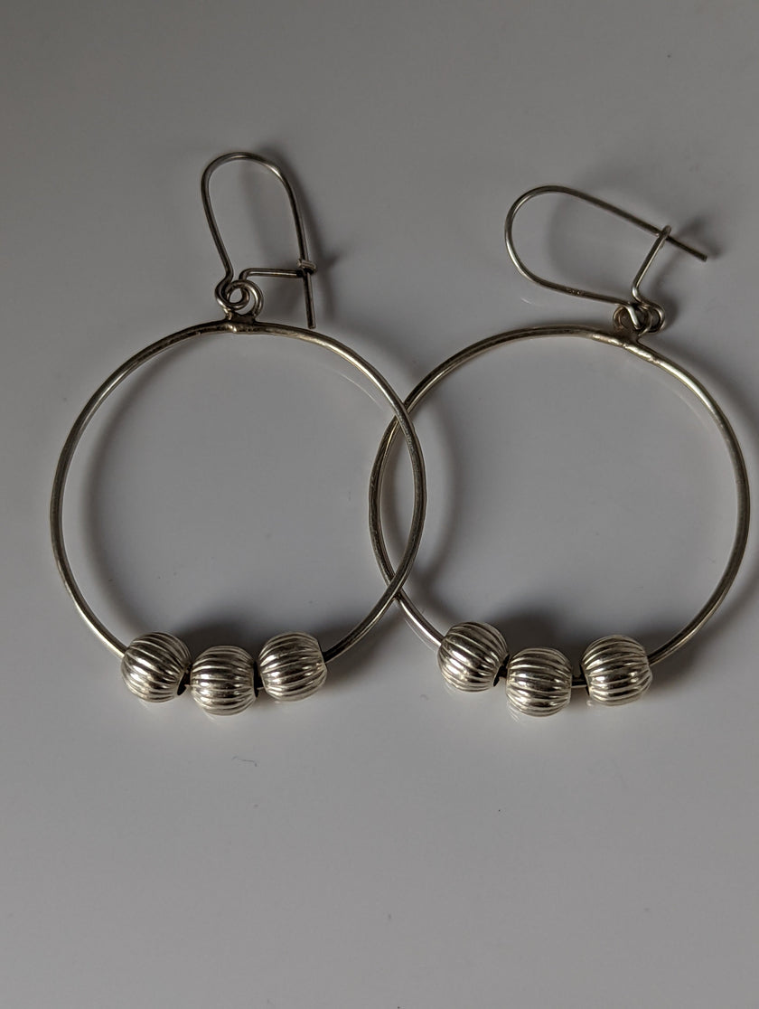 Silver Steed Loop mit herabhängenden Knospen Ohrringe