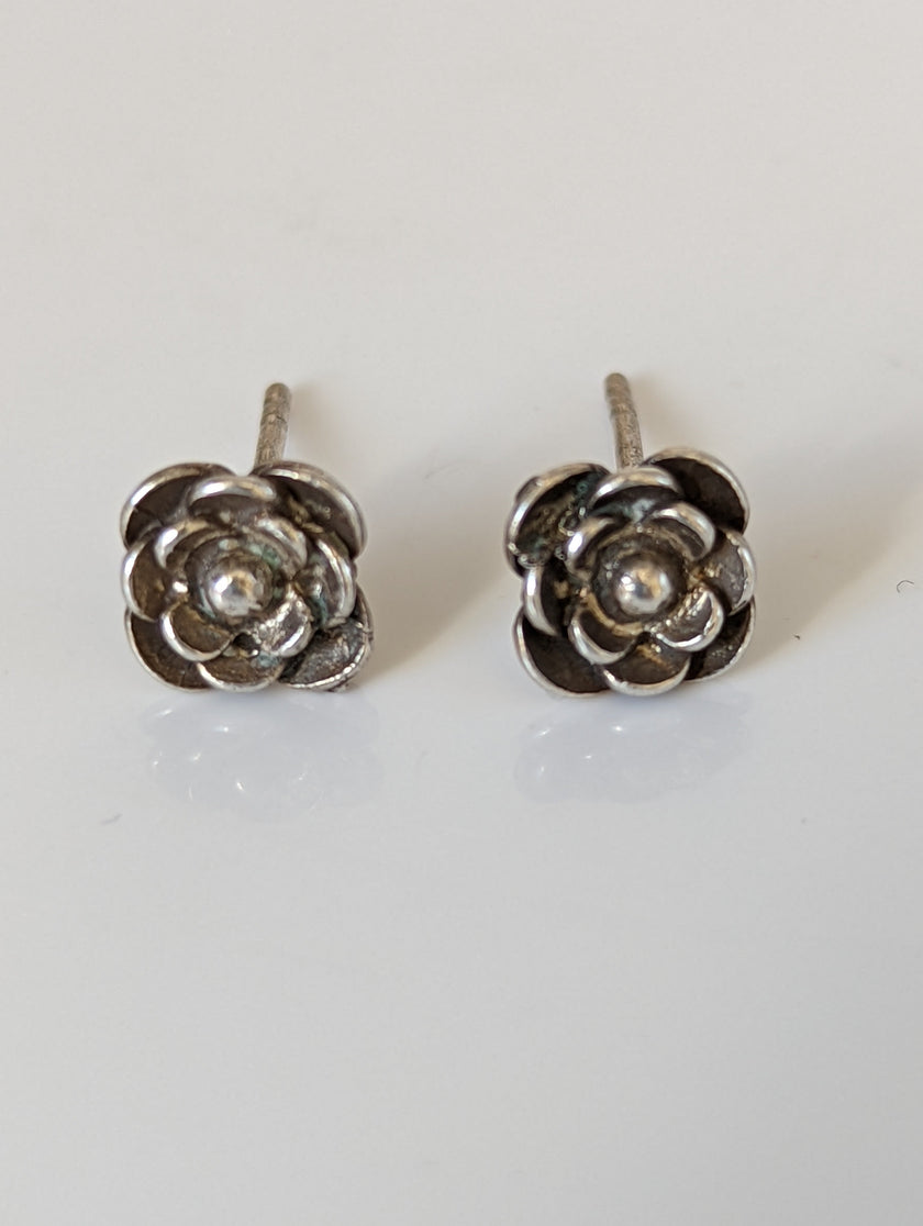 Pendientes de botón Rose Delicate con caballo plateado