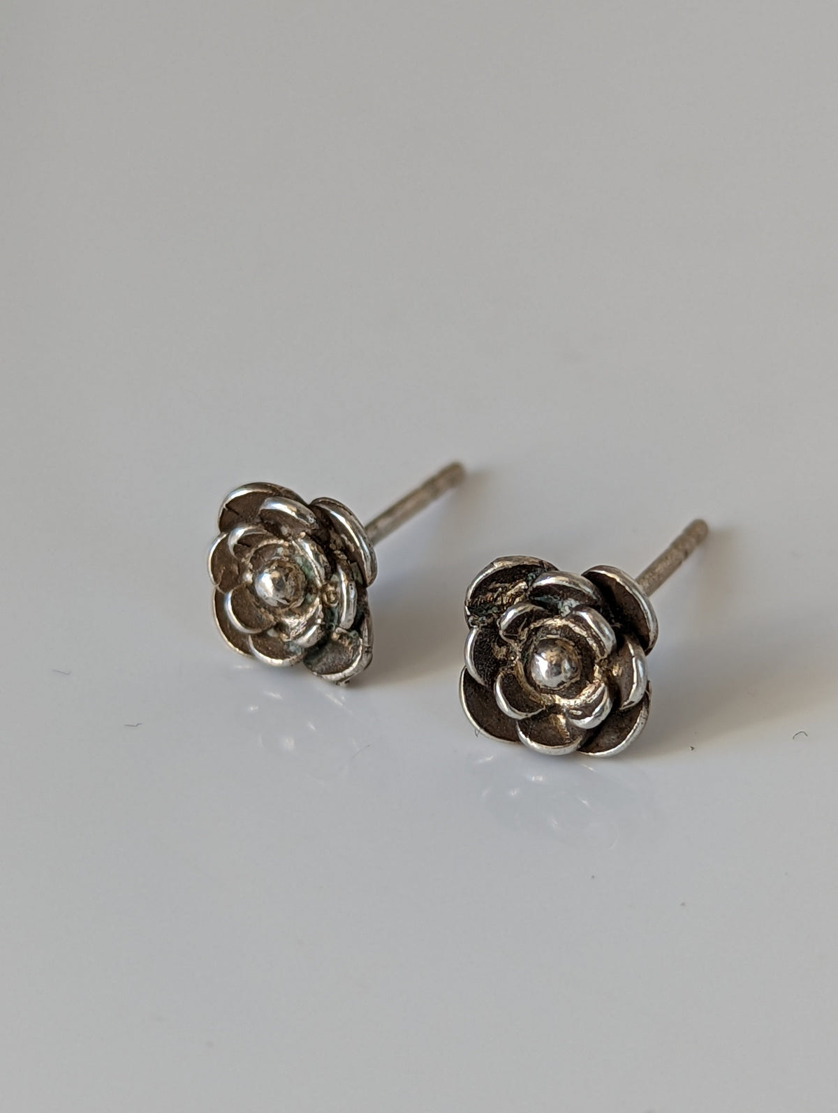 Pendientes de botón Rose Delicate con caballo plateado
