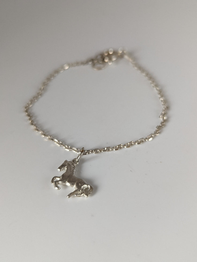 Silbernes Ross-Pferde-Armband an einer zarten Kette