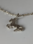 Silbernes Ross-Pferde-Armband an einer zarten Kette