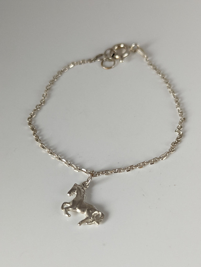 Silbernes Ross-Pferde-Armband an einer zarten Kette