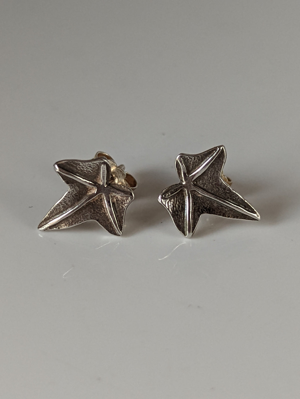 Ohrstecker aus Silber mit Amberbaumblättern