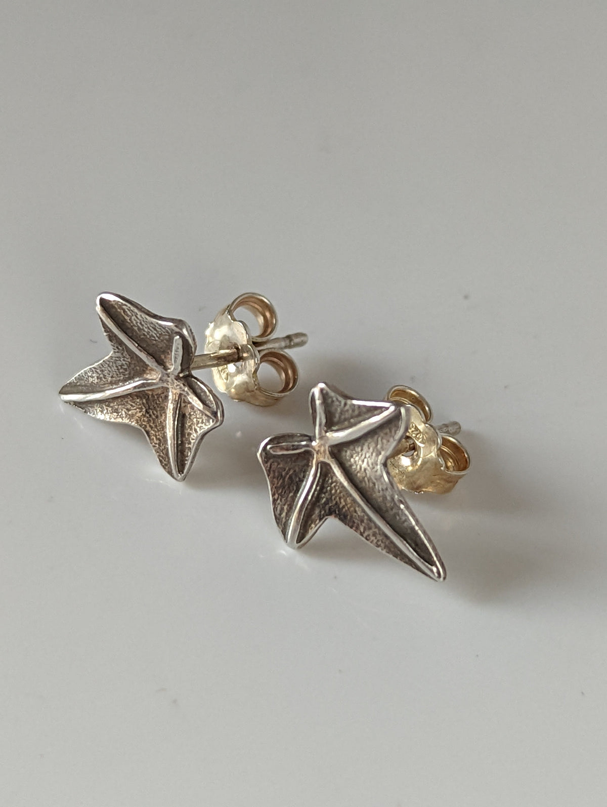Ohrstecker aus Silber mit Amberbaumblättern