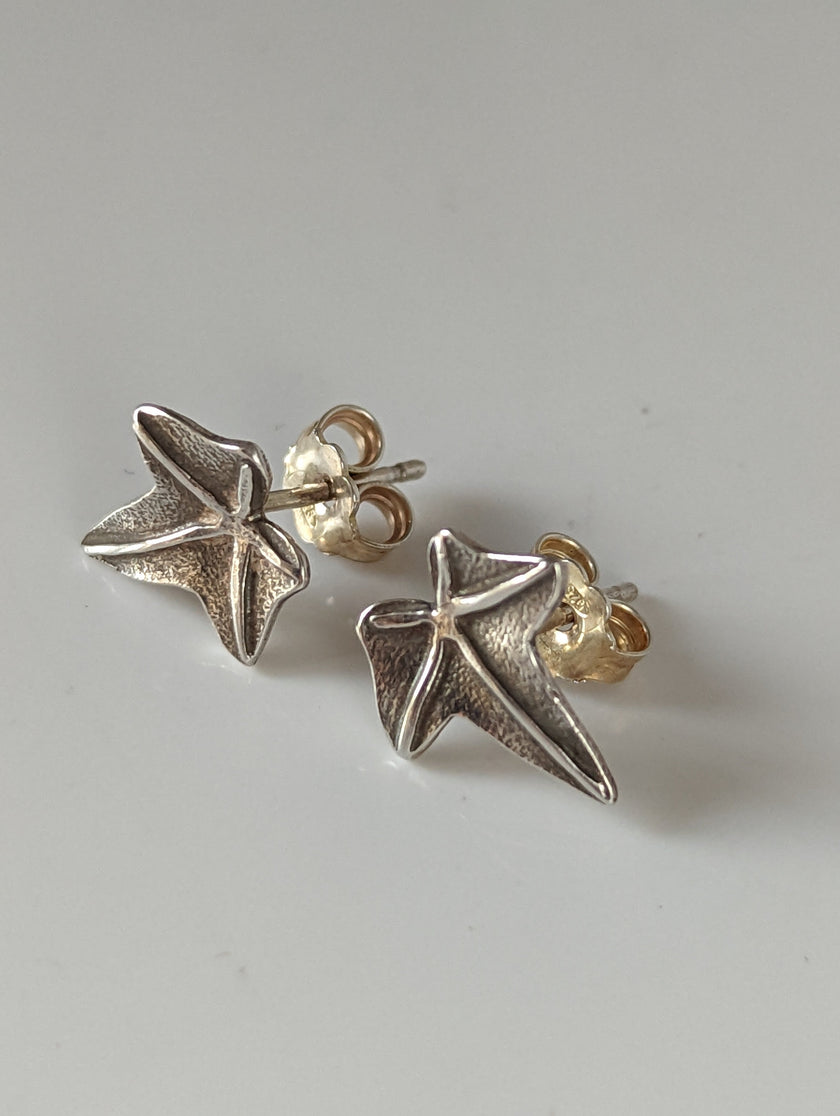 Ohrstecker aus Silber mit Amberbaumblättern