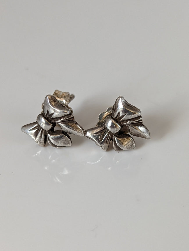 Silver Steed Detailed Bow Stud Earrings