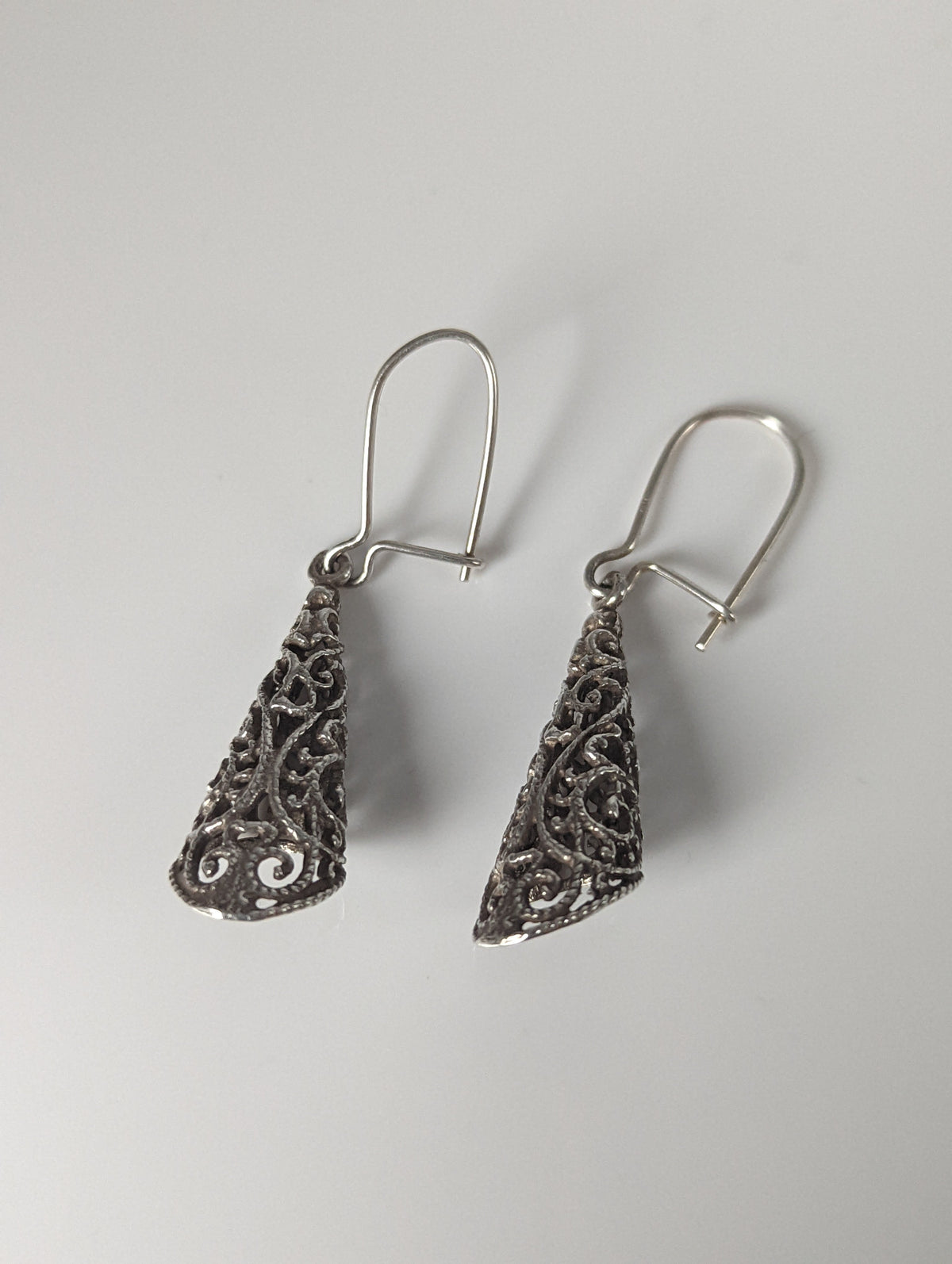 Silbernes Steed Filigree Kegel Hängeohrringe