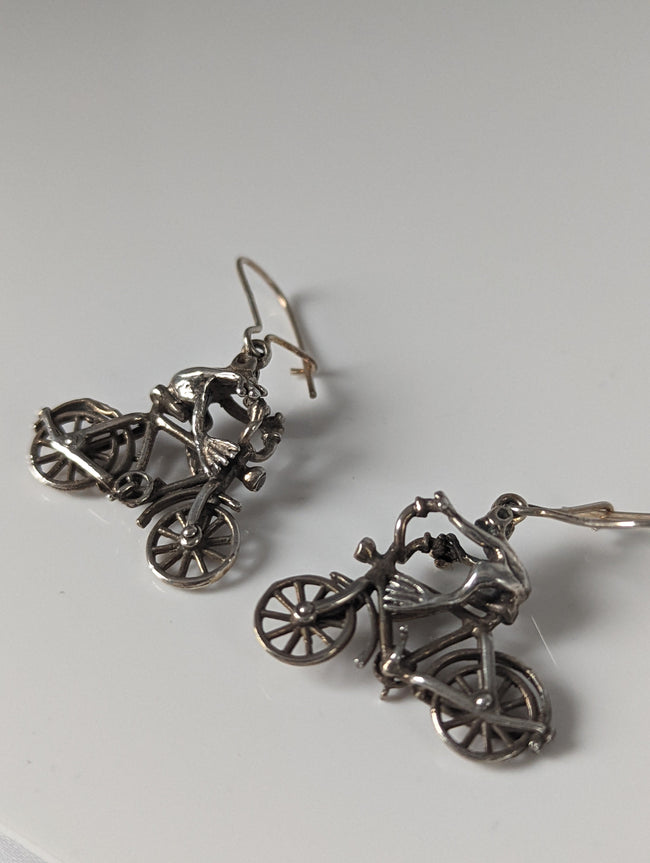 Pendientes largos ranas en bici caballo plateado