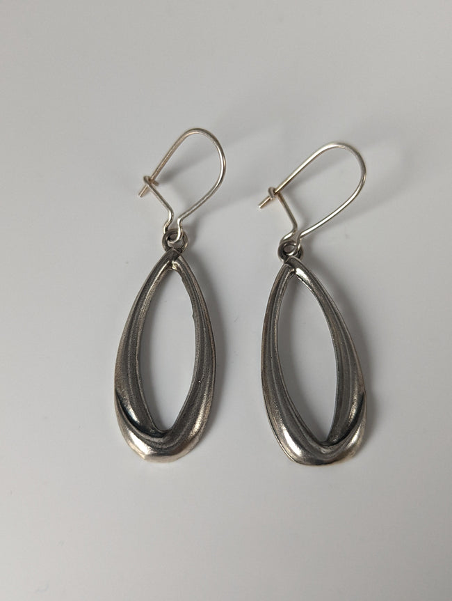 Pendientes ovalados con soga y detalle caído de caballo plateado