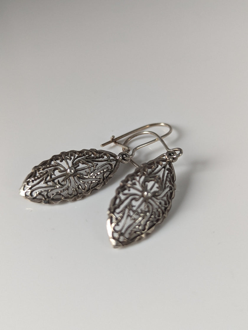 Pendientes Colgantes Escudo de Corcel Plateado